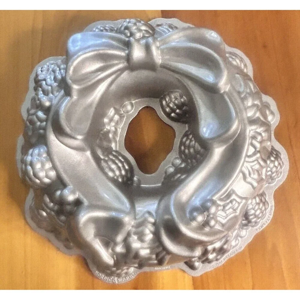 Nordic Ware Holiday Wreath Bundt Pan 9 Cup Capacity Nonstick Heavy Cast Aluminum